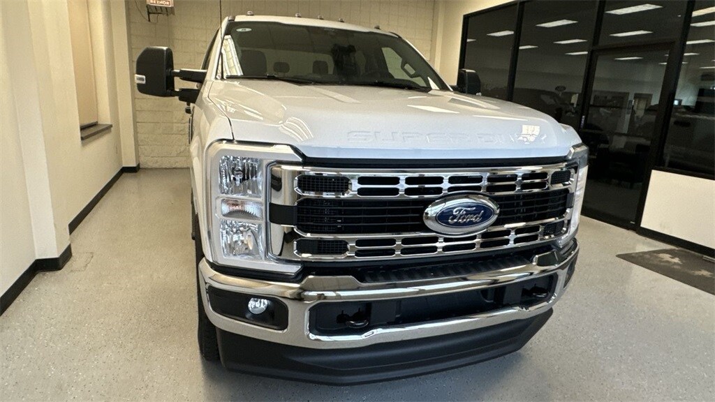 2025 Ford F-350 XLT photo 2