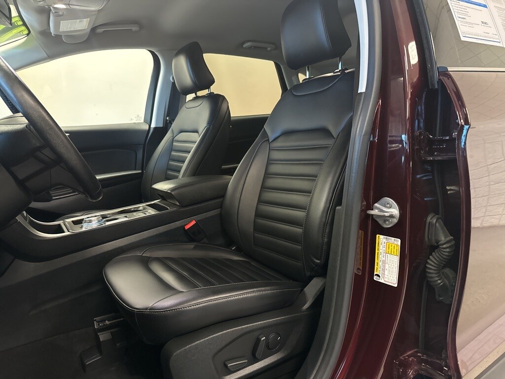 2022 Ford Edge SEL photo 3