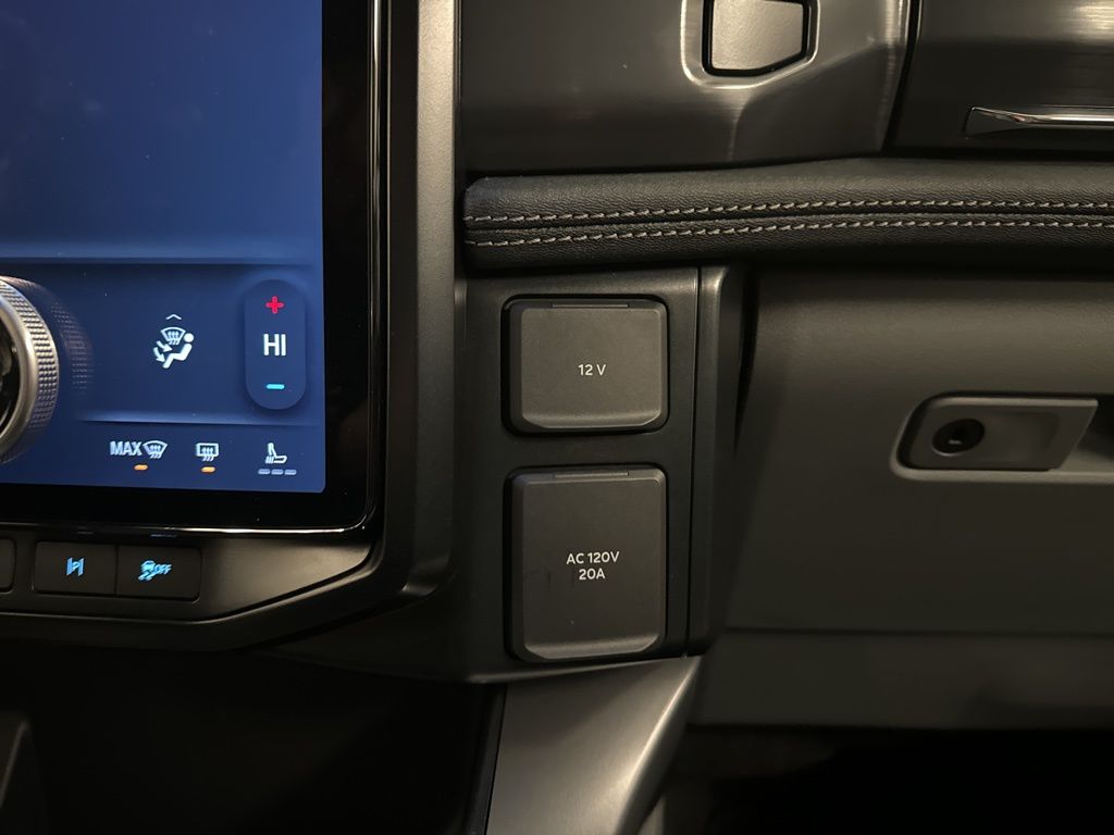 2025 Ford F-150 Lightning Flash - Photo 38