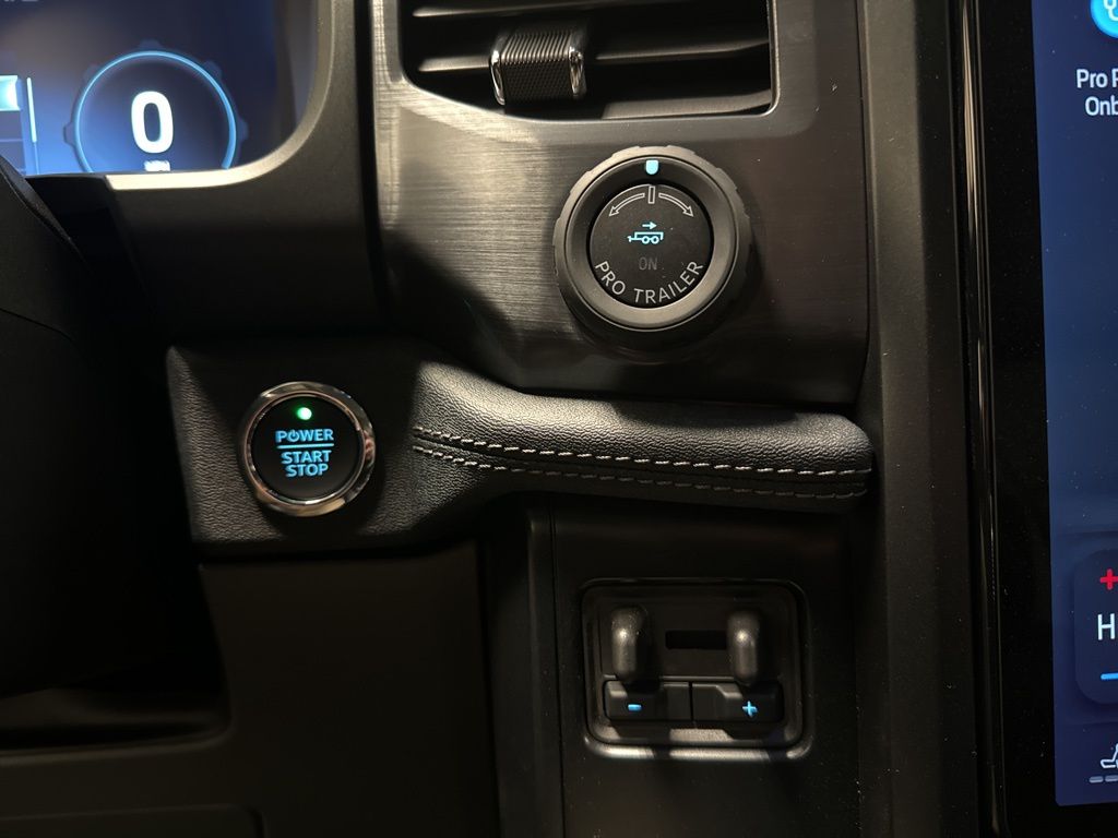2025 Ford F-150 Lightning Flash - Photo 39