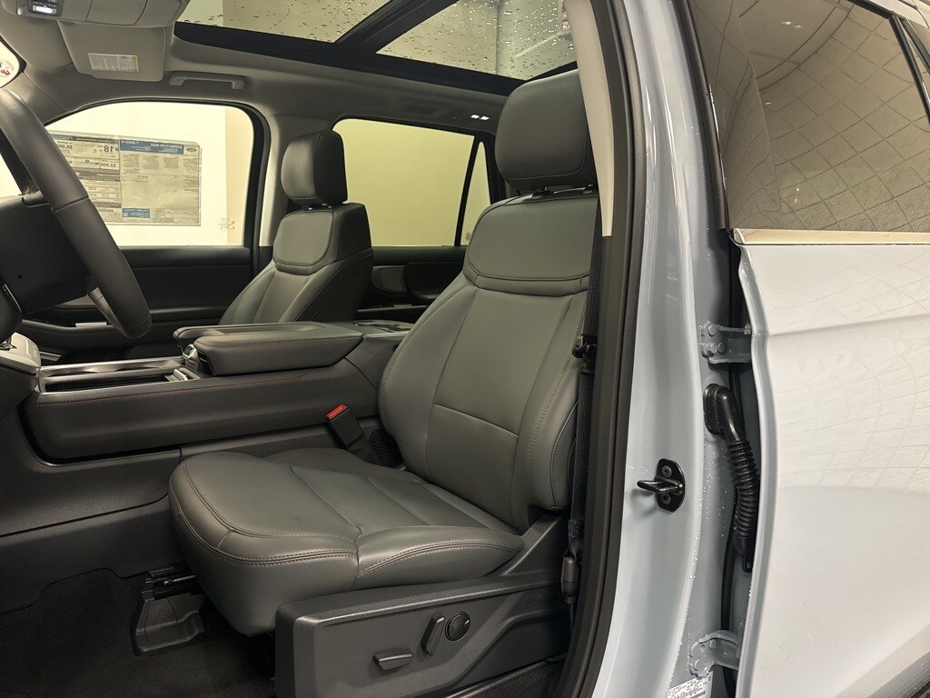 2025 Ford Expedition MAX photo 3