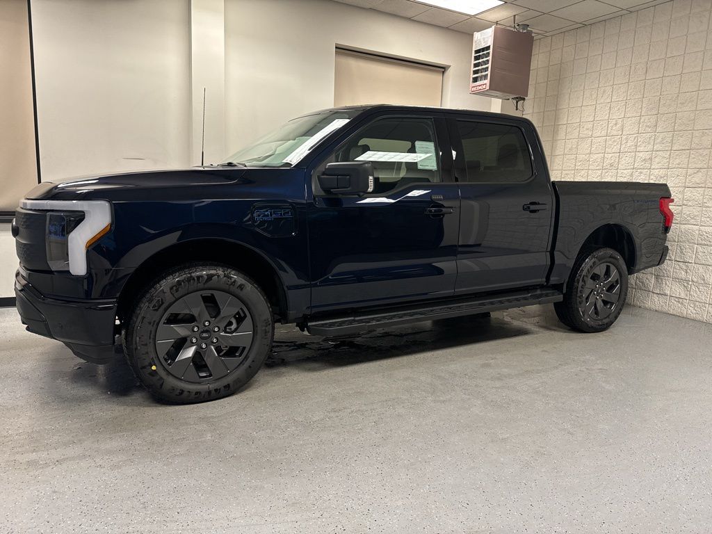 2025 Ford F-150 Lightning Flash - Photo 17