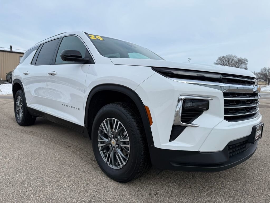 Used 2024 Chevrolet Traverse LT SUV