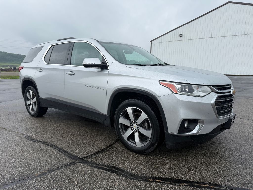 Used 2018 Chevrolet Traverse 3LT with VIN 1GNEVHKW6JJ213769 for sale in Elkader, IA