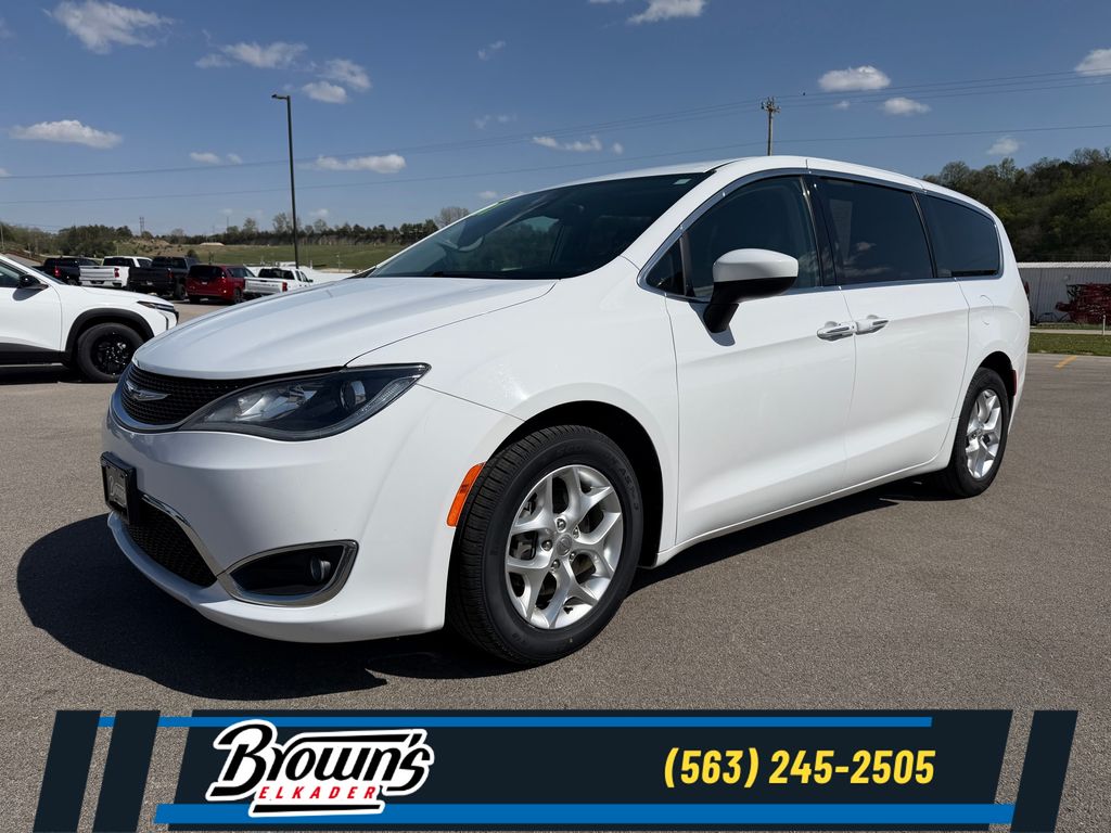 2017 Chrysler Pacifica Touring Plus's photo