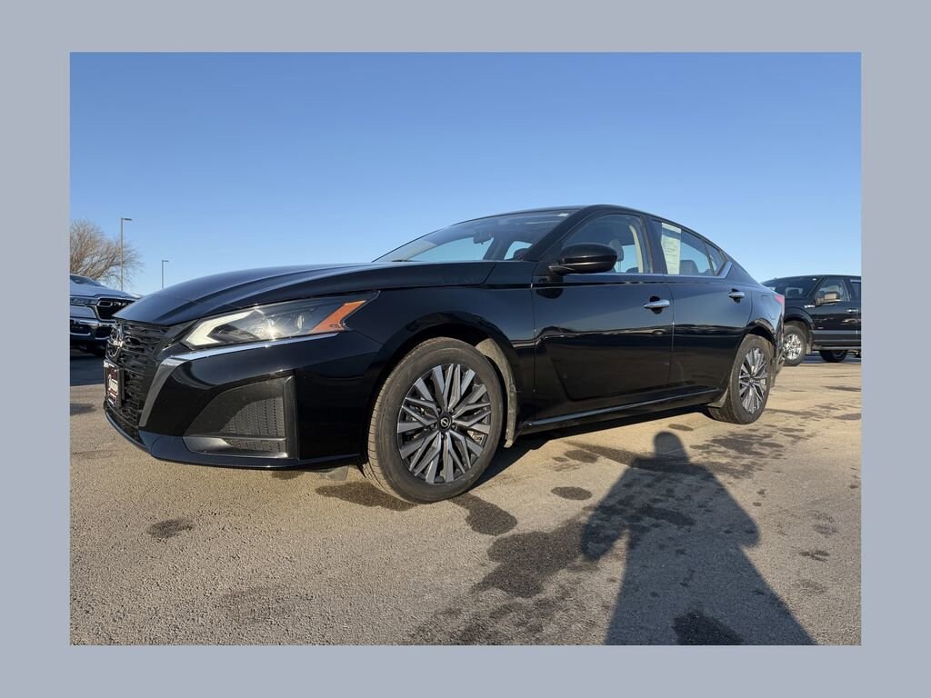 Used 2023 Nissan Altima 2.5 SV Sedan