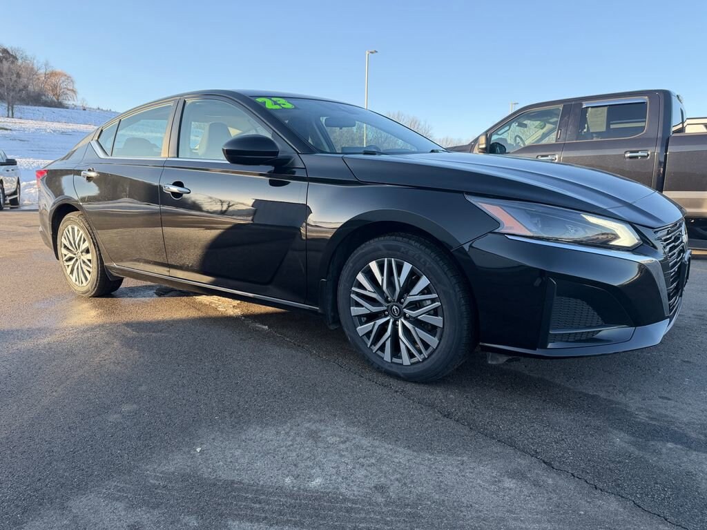 Used 2023 Nissan Altima 2.5 SV Sedan
