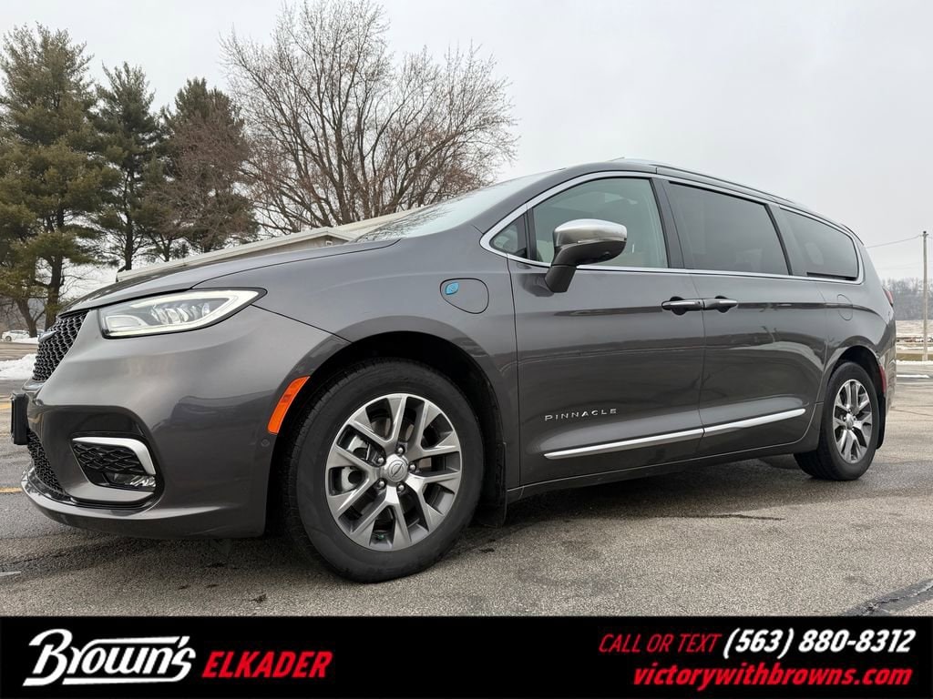 2022 Chrysler Pacifica Hybrid Pinnacle Hybrid's photo