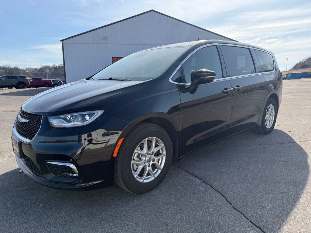 Used 2025 Chrysler Pacifica Select Minivan/Van