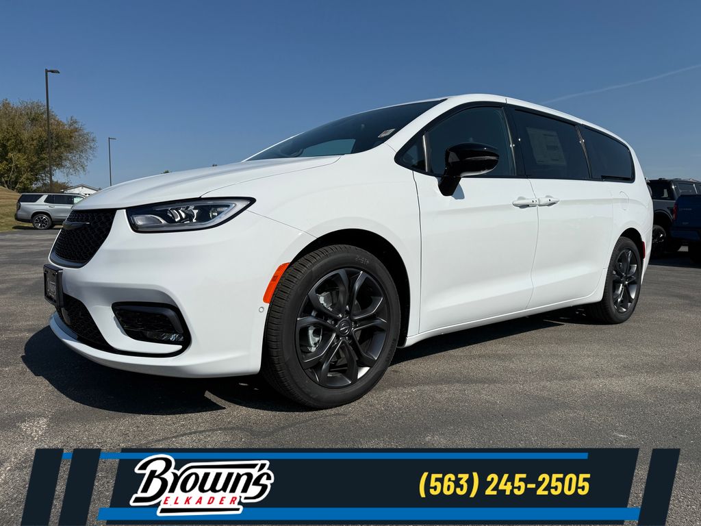 2026 Chrysler Pacifica Passenger Van 