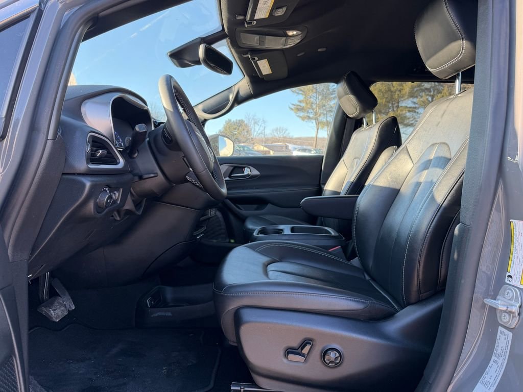 Used 2025 Chrysler Pacifica Select Select FWD