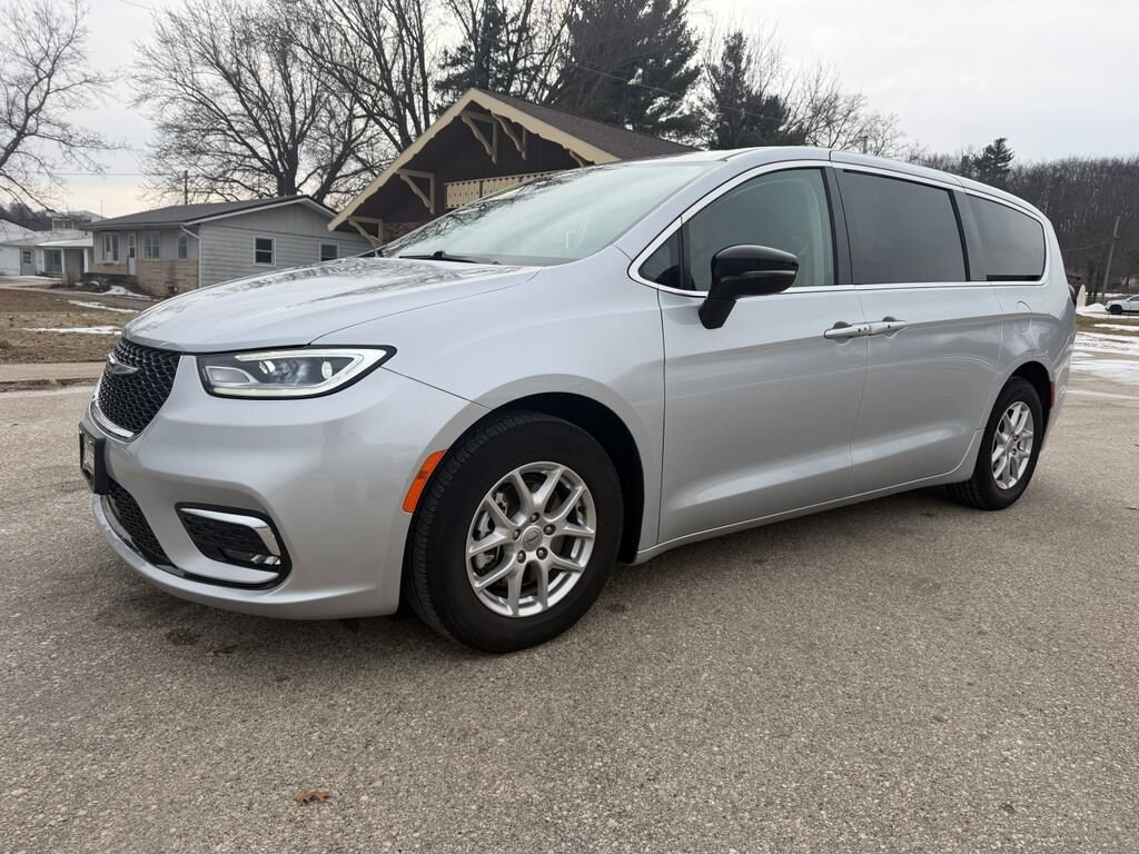 Used 2024 Chrysler Pacifica Touring L Minivan/Van