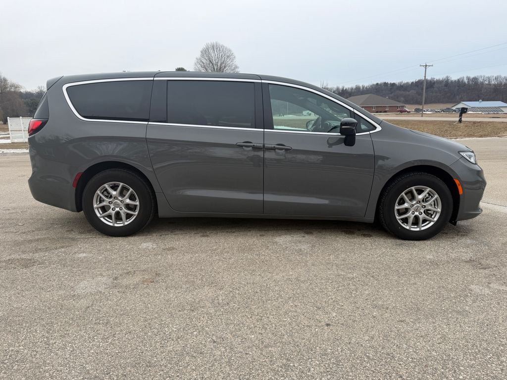 Used 2025 Chrysler Pacifica Select Minivan/Van