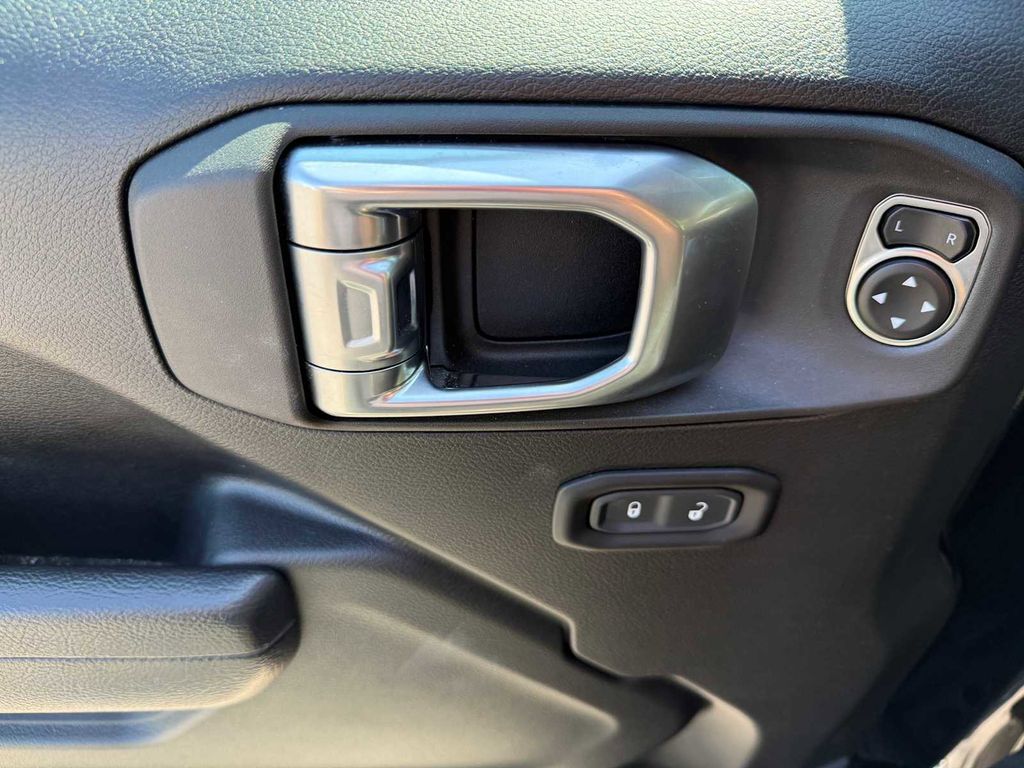 2024 Jeep Wrangler 4-Door Willys - Photo 16