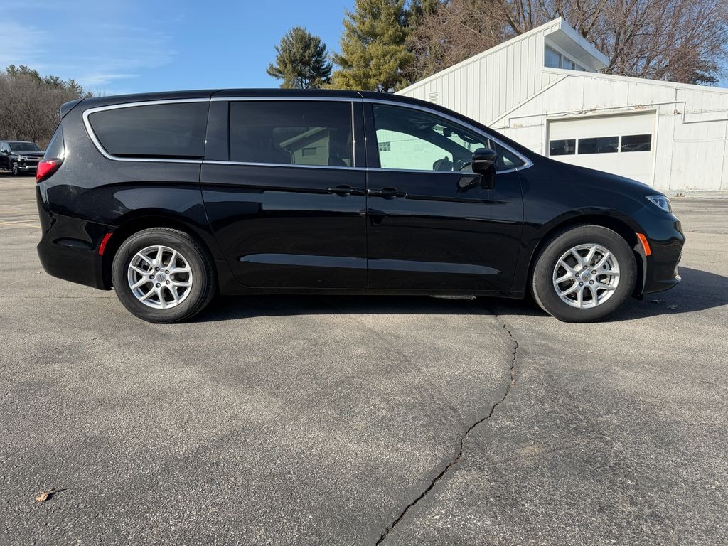 Used 2025 Chrysler Pacifica Select Minivan/Van