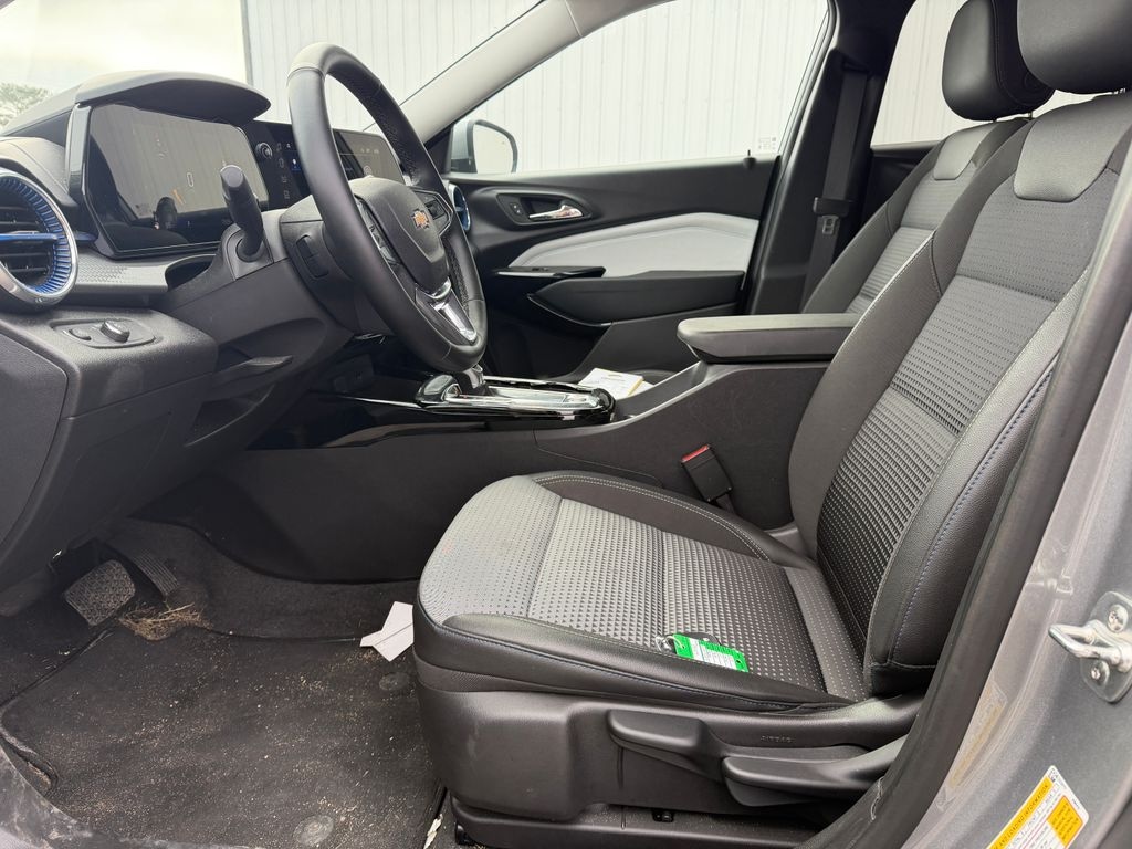 Used 2025 Chevrolet Trax LT SUV