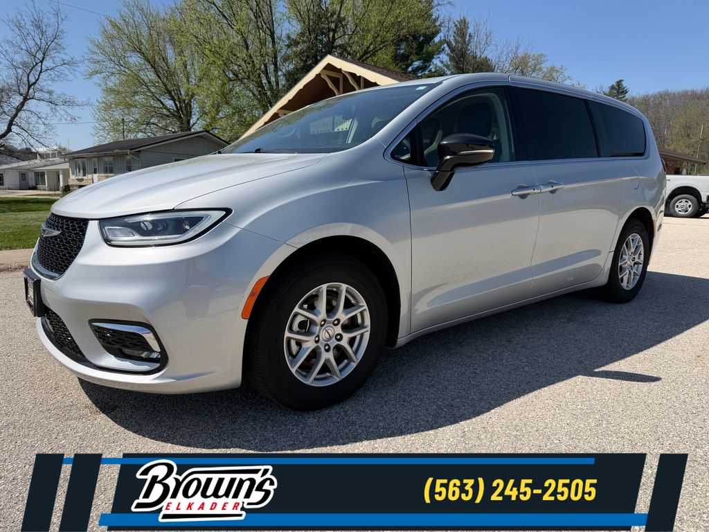 2024 Chrysler Pacifica Touring L's photo