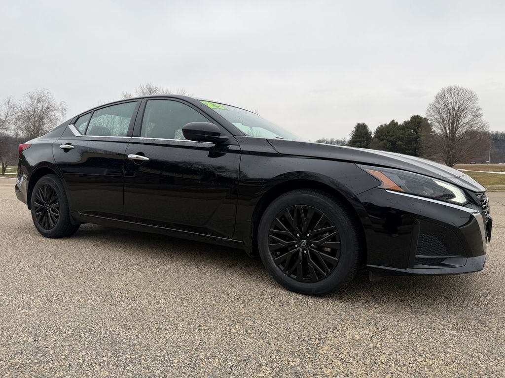 Used 2023 Nissan Altima 2.5 SV Sedan