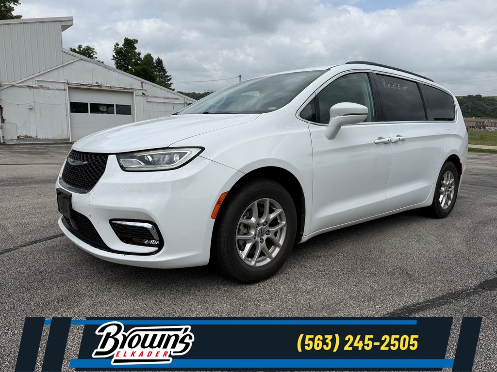 2022 Chrysler Pacifica Touring L's photo