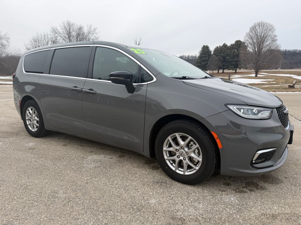 Used 2025 Chrysler Pacifica Select Minivan/Van