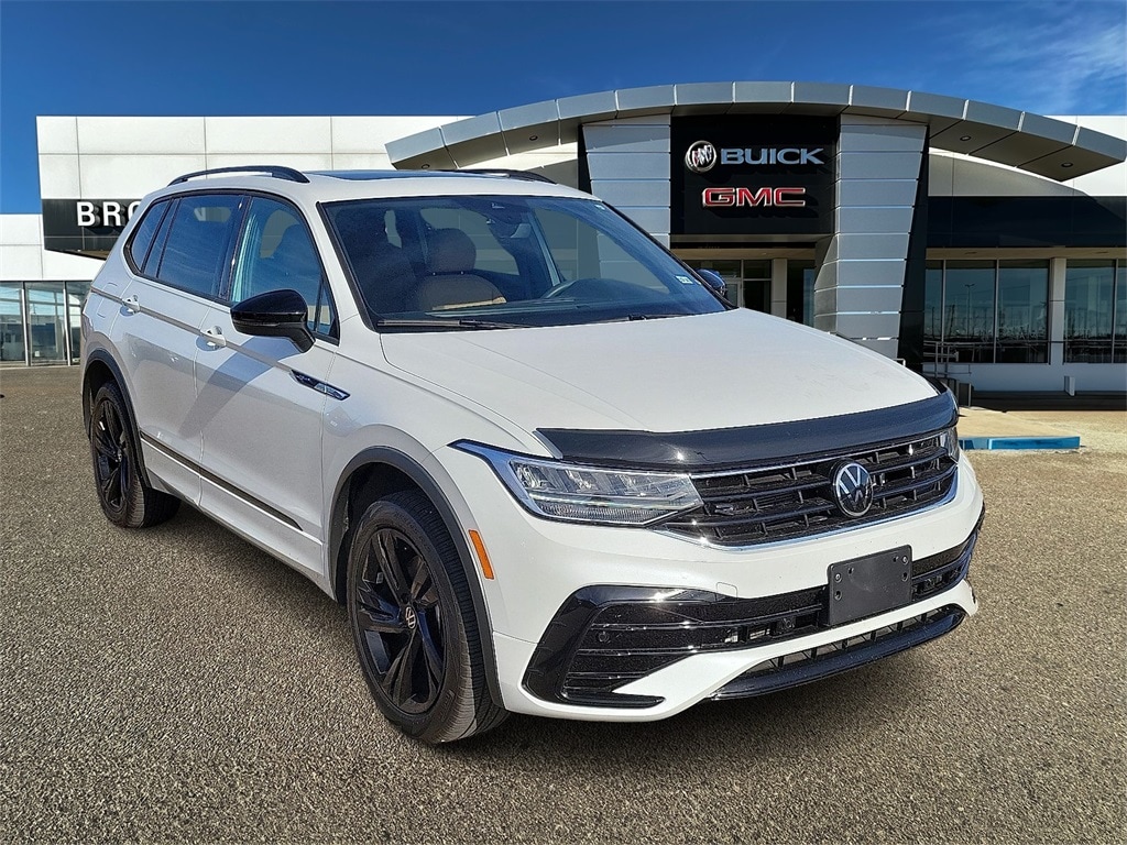 2024 Volkswagen Tiguan SE R-LINE BLACK's photo