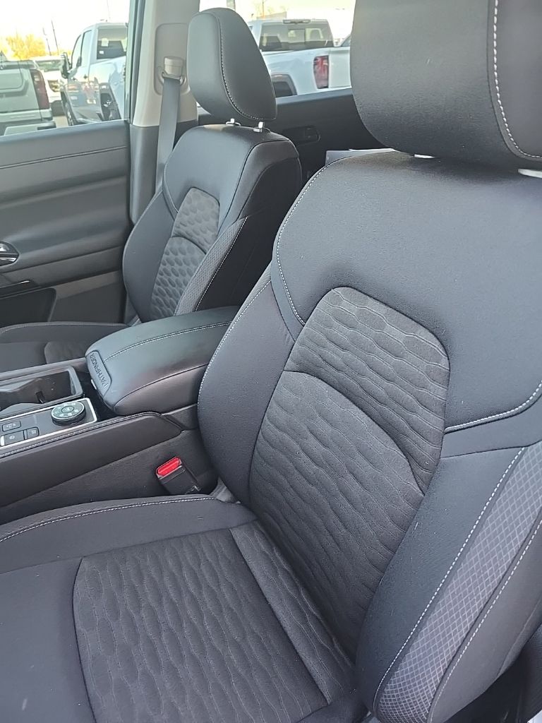 2025 Nissan Pathfinder SV 4WD's photo