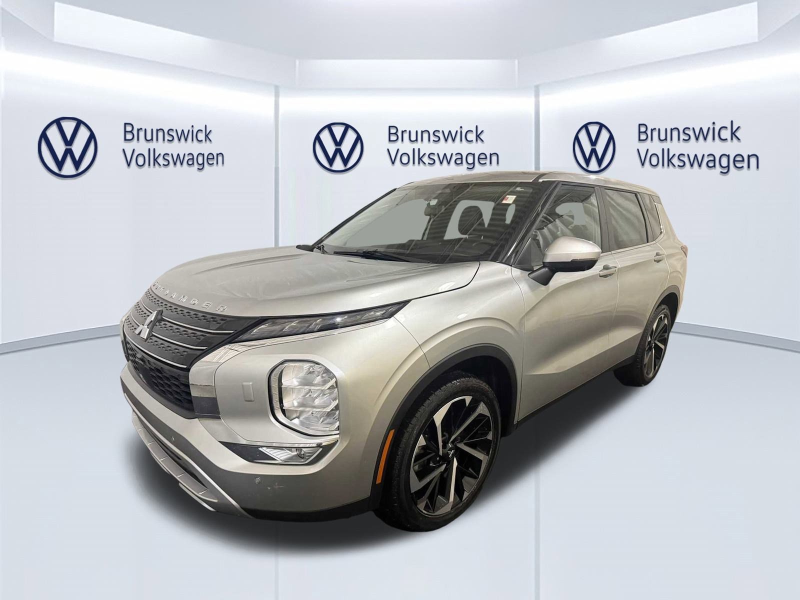 2023 Mitsubishi Outlander SE's photo