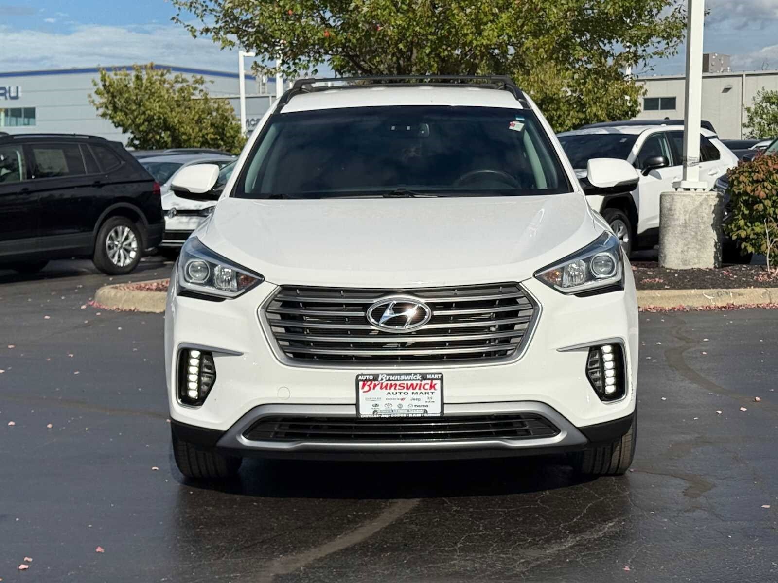 2017 Hyundai Santa Fe SE photo 2