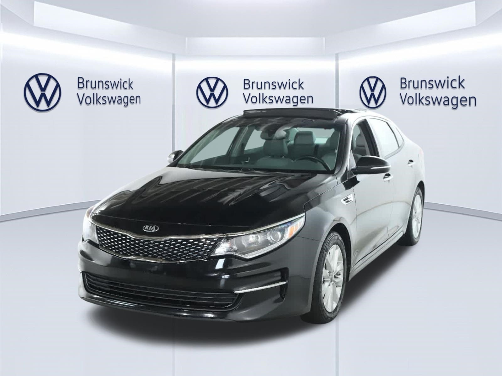 Used 2018 Kia Optima EX with VIN 5XXGU4L30JG239094 for sale in Brunswick, OH