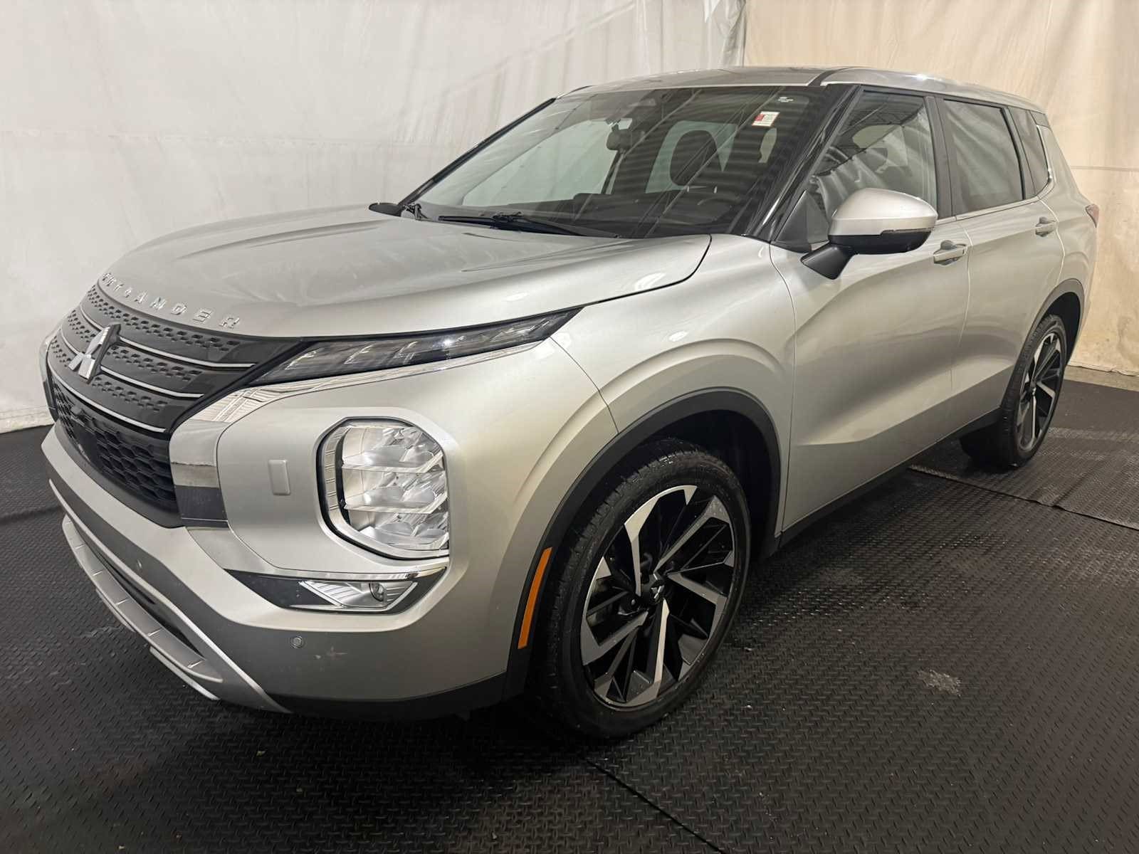 2023 Mitsubishi Outlander SE's photo