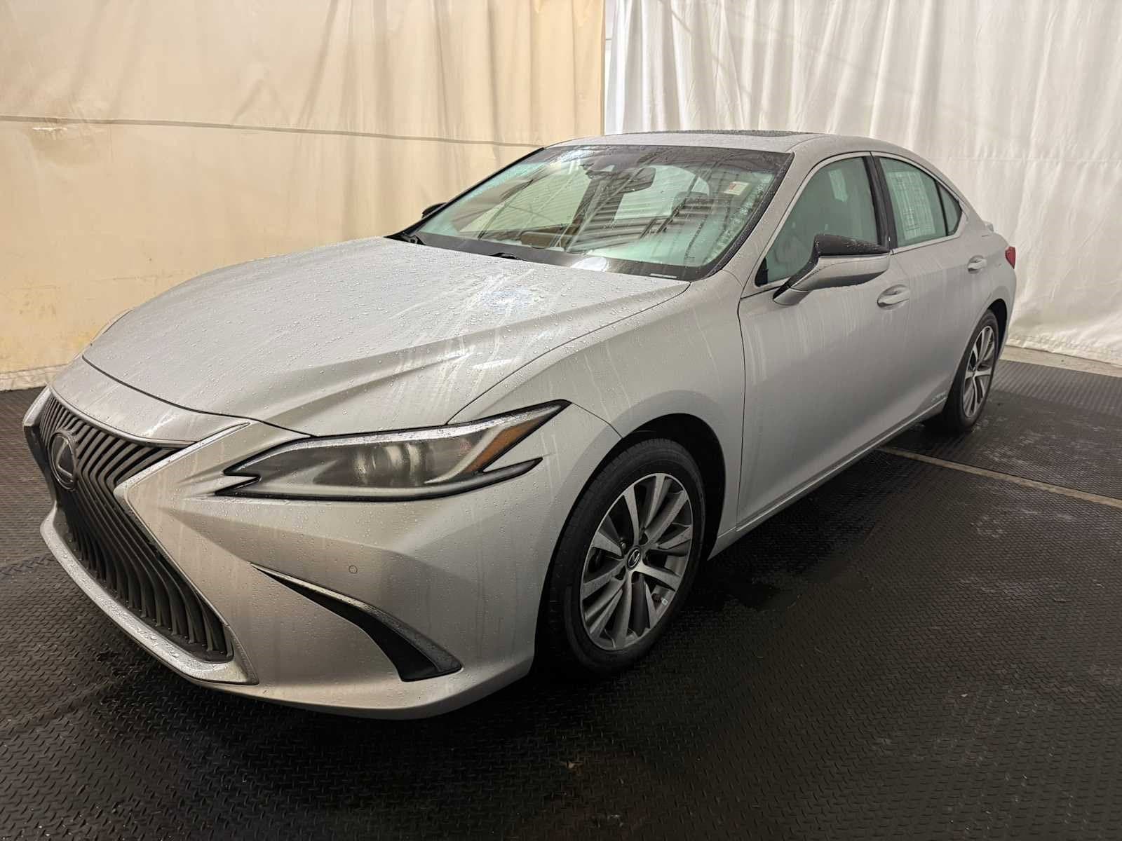 2020 Lexus ES Hybrid 300h's photo