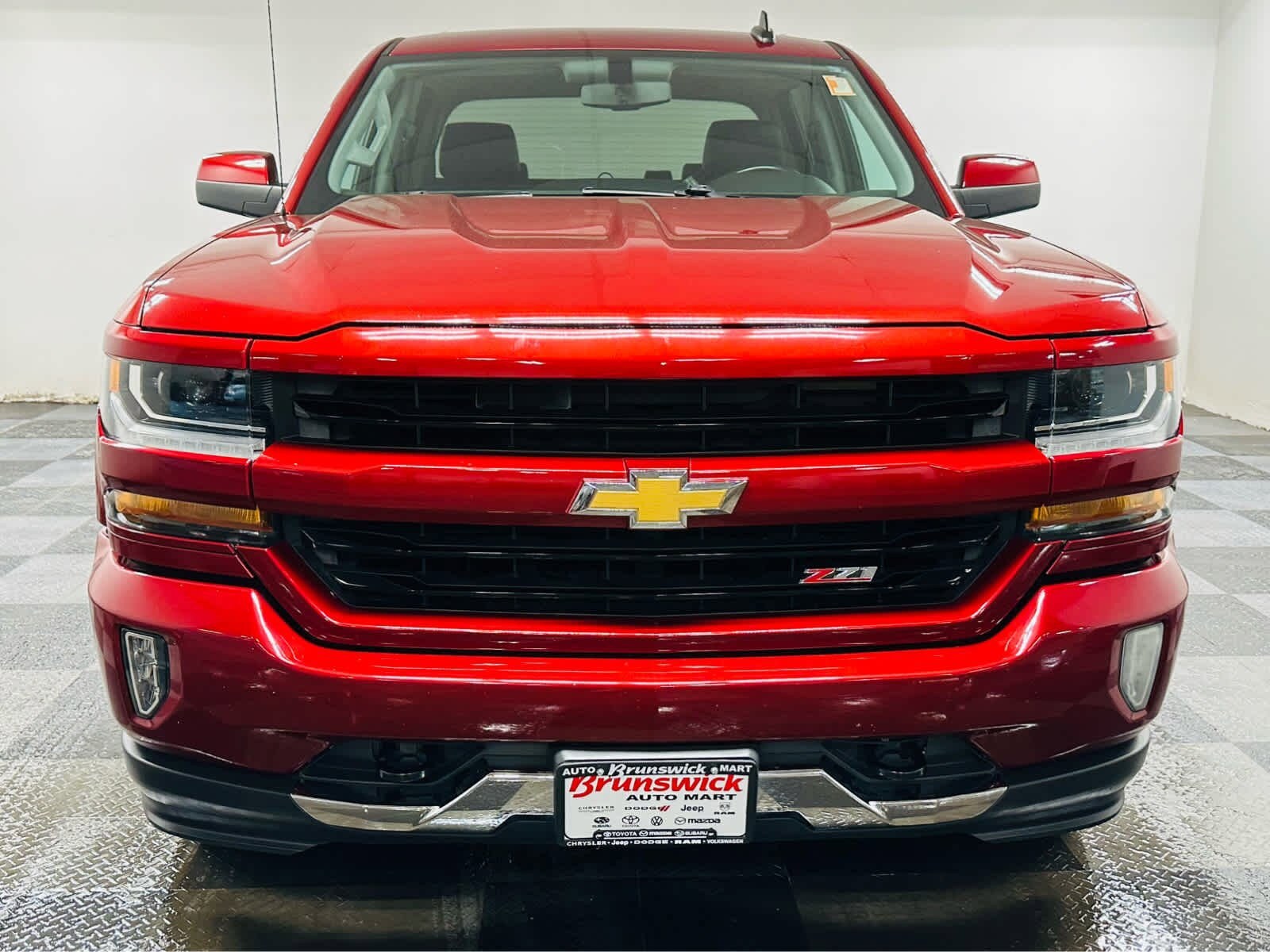 2018 Chevrolet Silverado 1500 LT photo 2