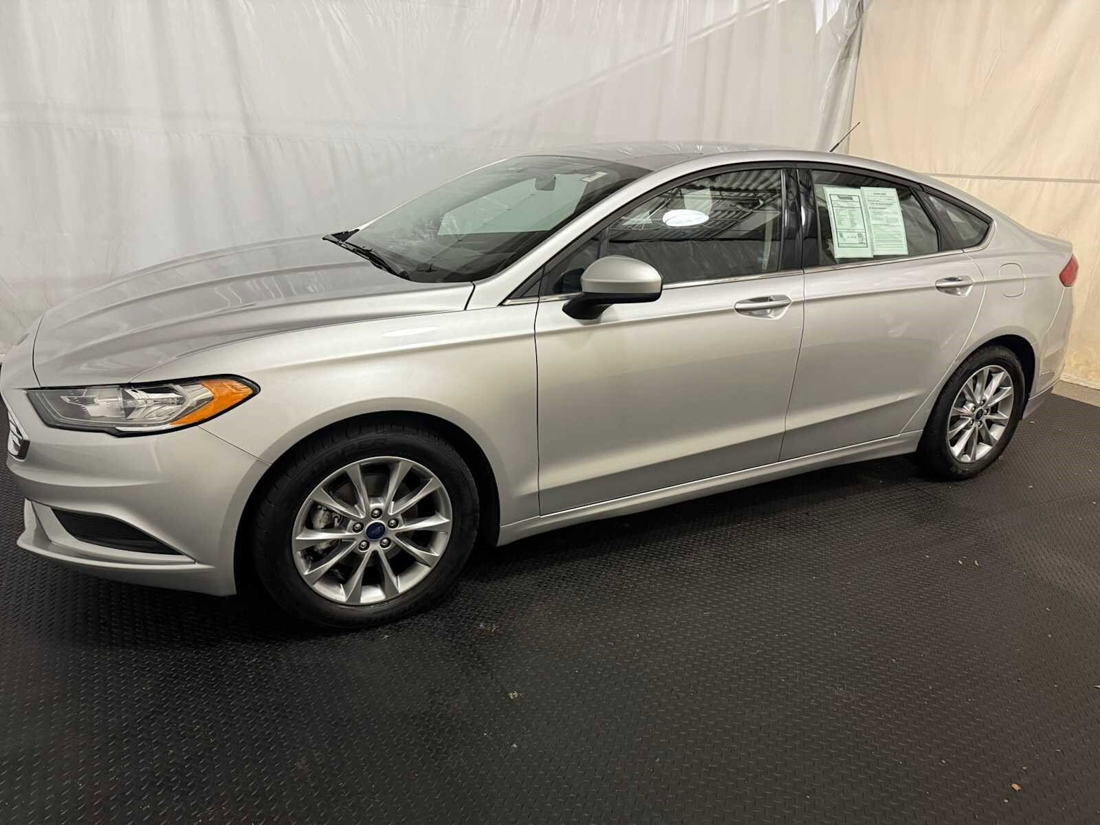 2017 Ford Fusion SE photo 2