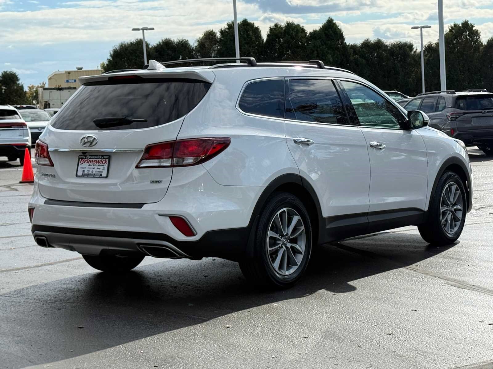 2017 Hyundai Santa Fe SE photo 4