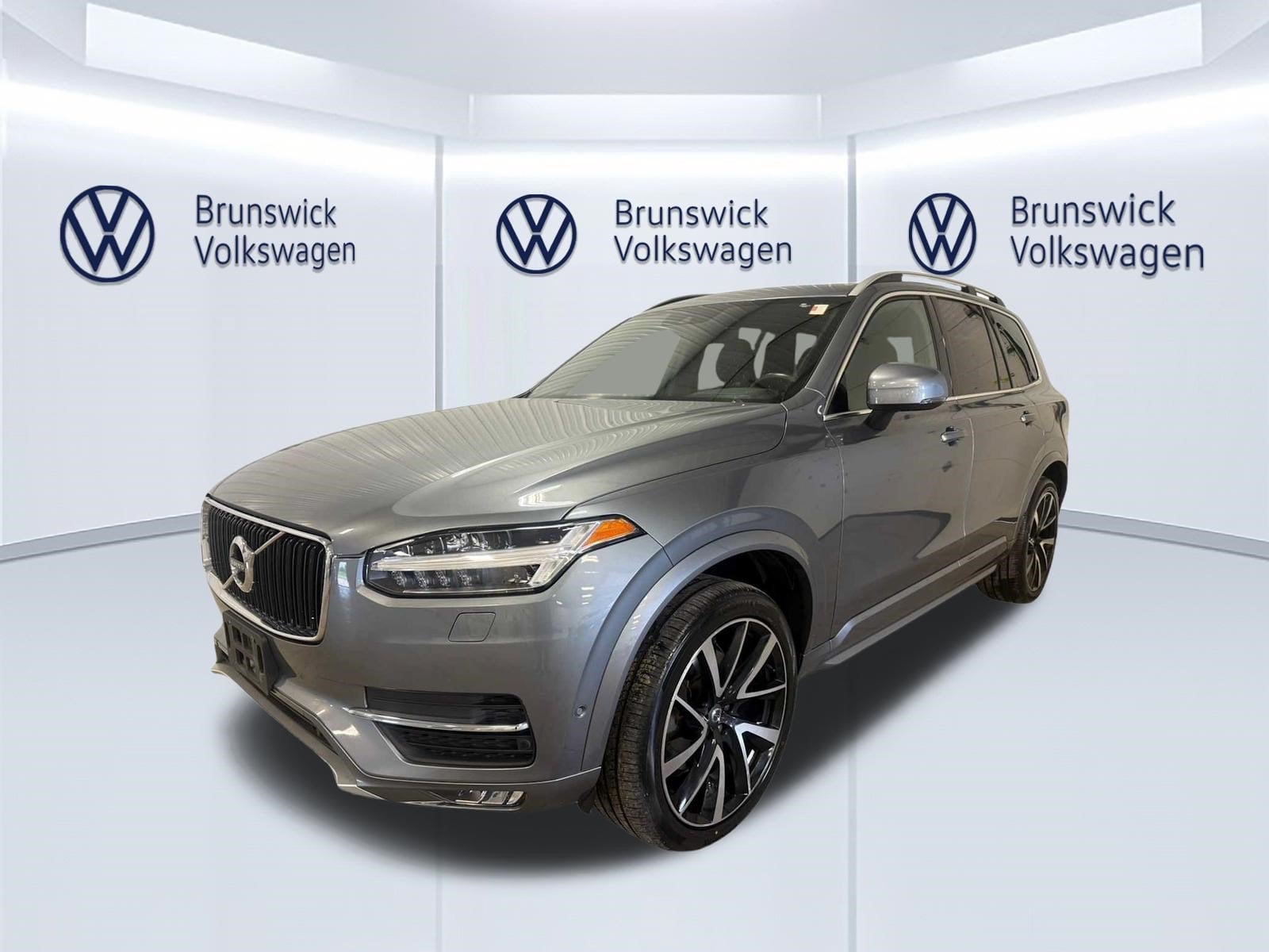 Used 2018 Volvo XC90 Momentum with VIN YV4A22PK5J1323227 for sale in Brunswick, OH