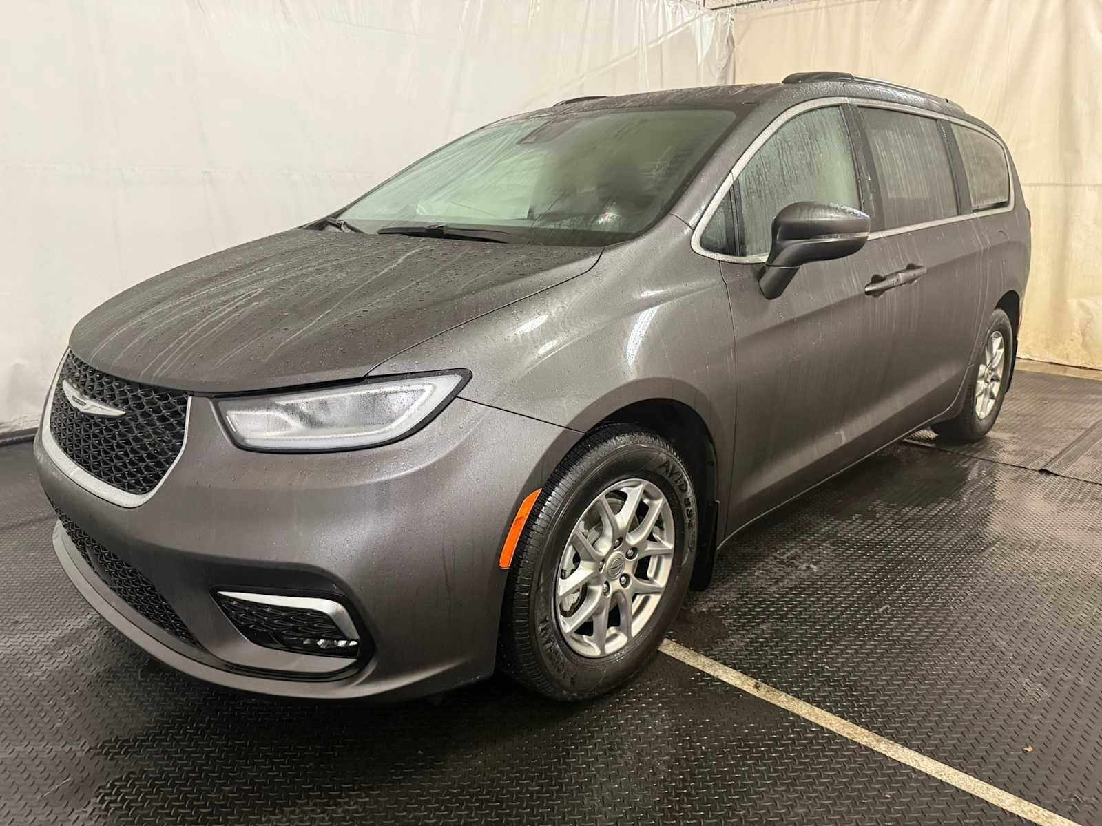 2021 Chrysler Pacifica Touring's photo