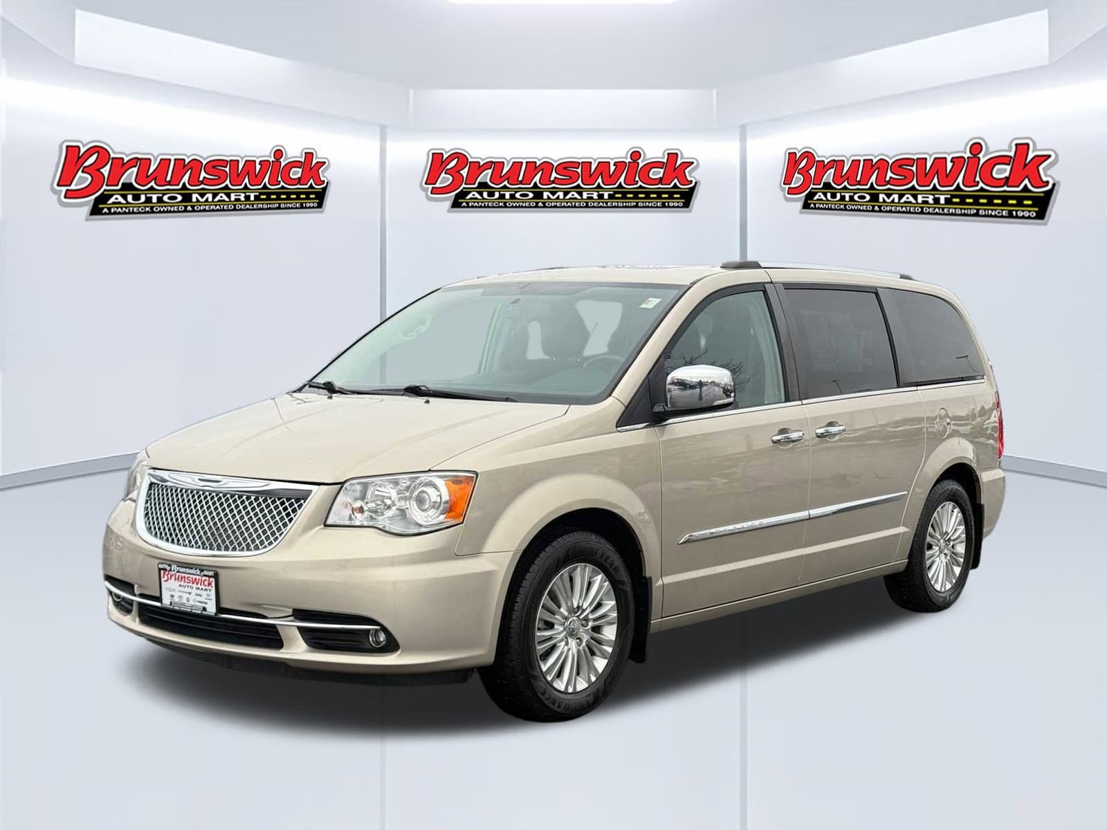 2015 Chrysler Town & Country Limited Platinum's photo