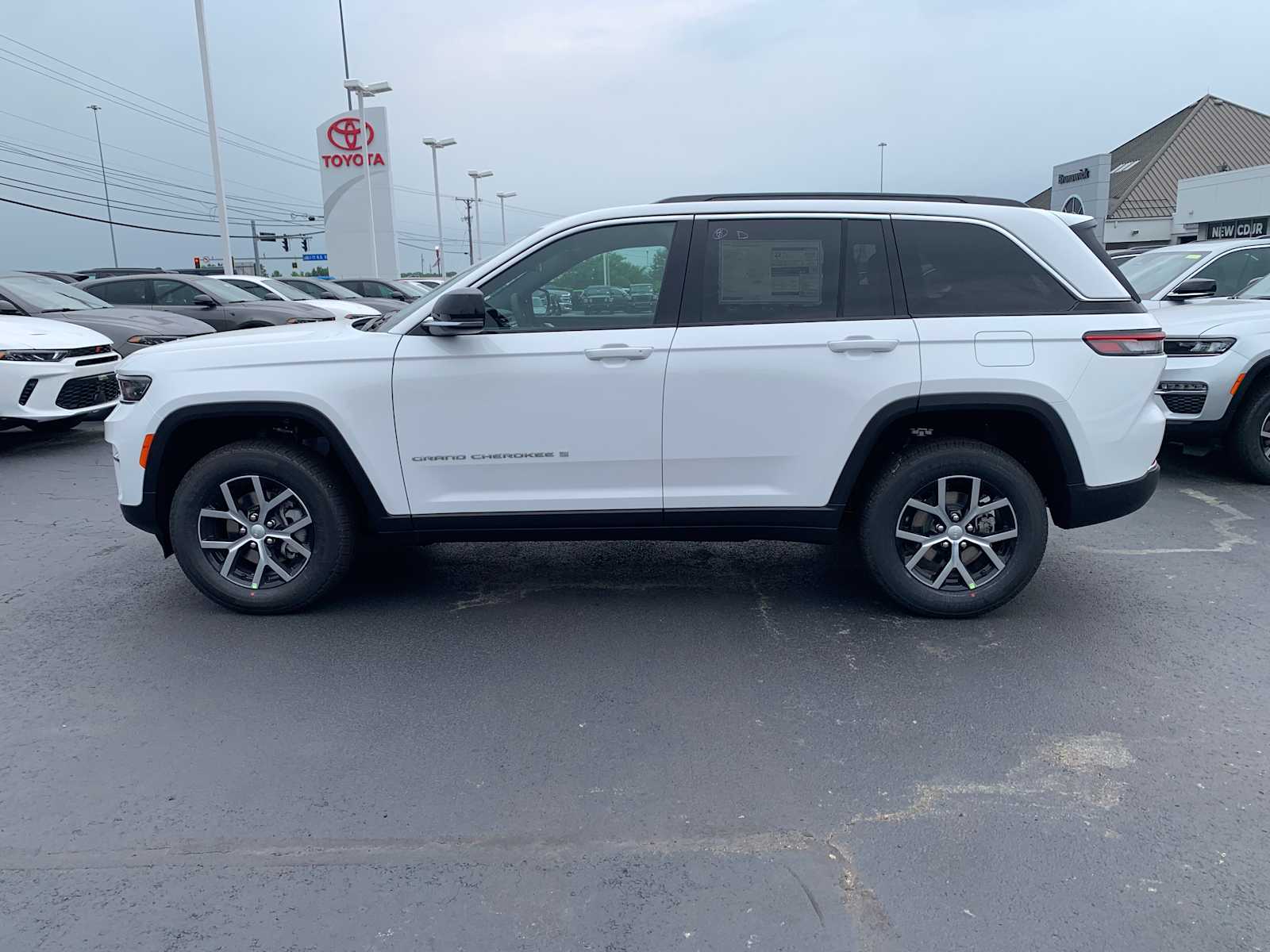 2025 Jeep Grand Cherokee Limited photo 3