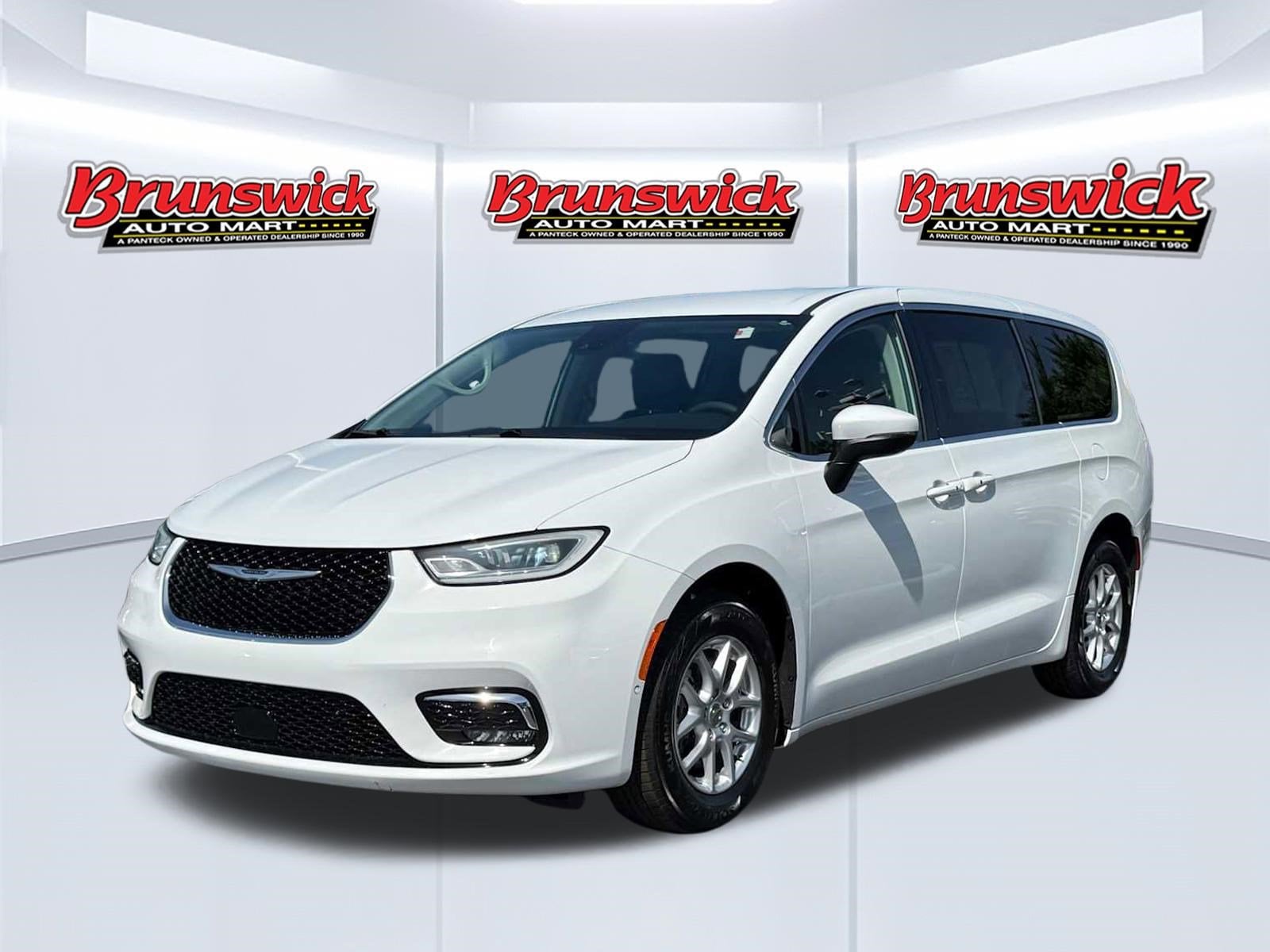 2023 Chrysler Pacifica Touring L's photo