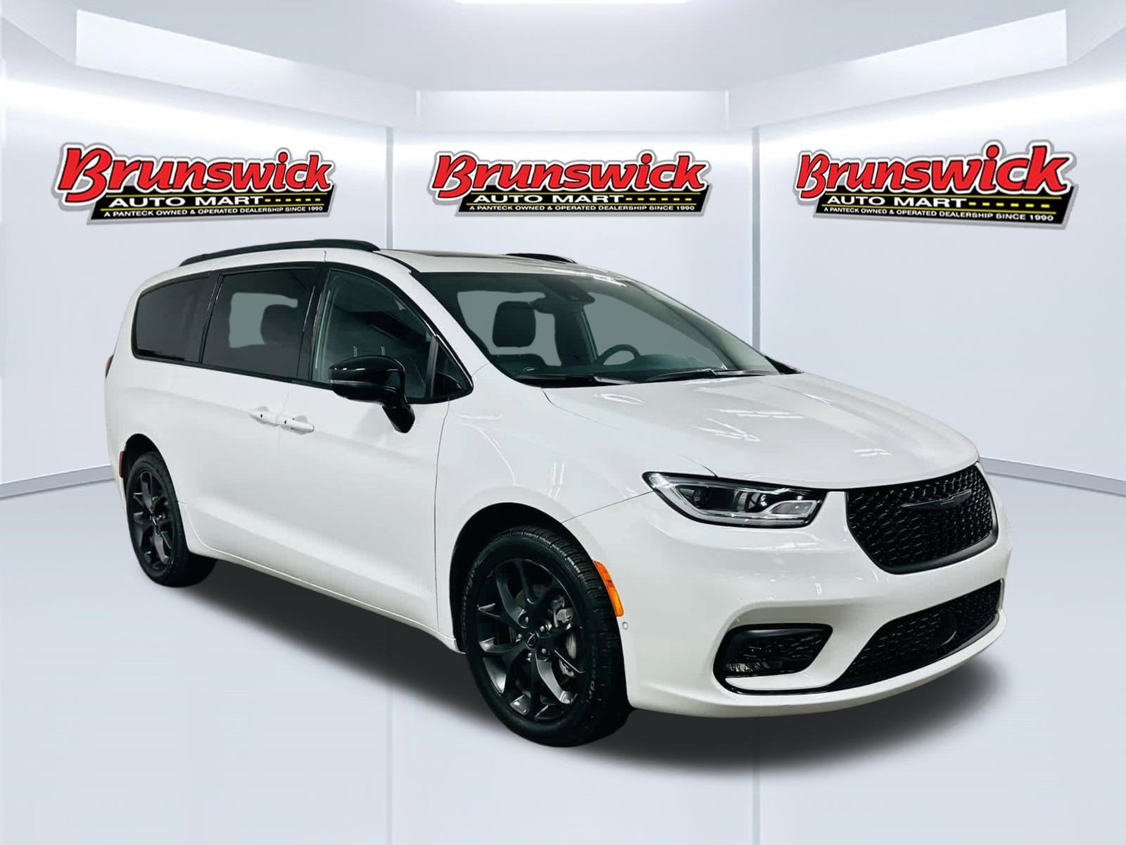 2023 Chrysler Pacifica Limited AWD's photo