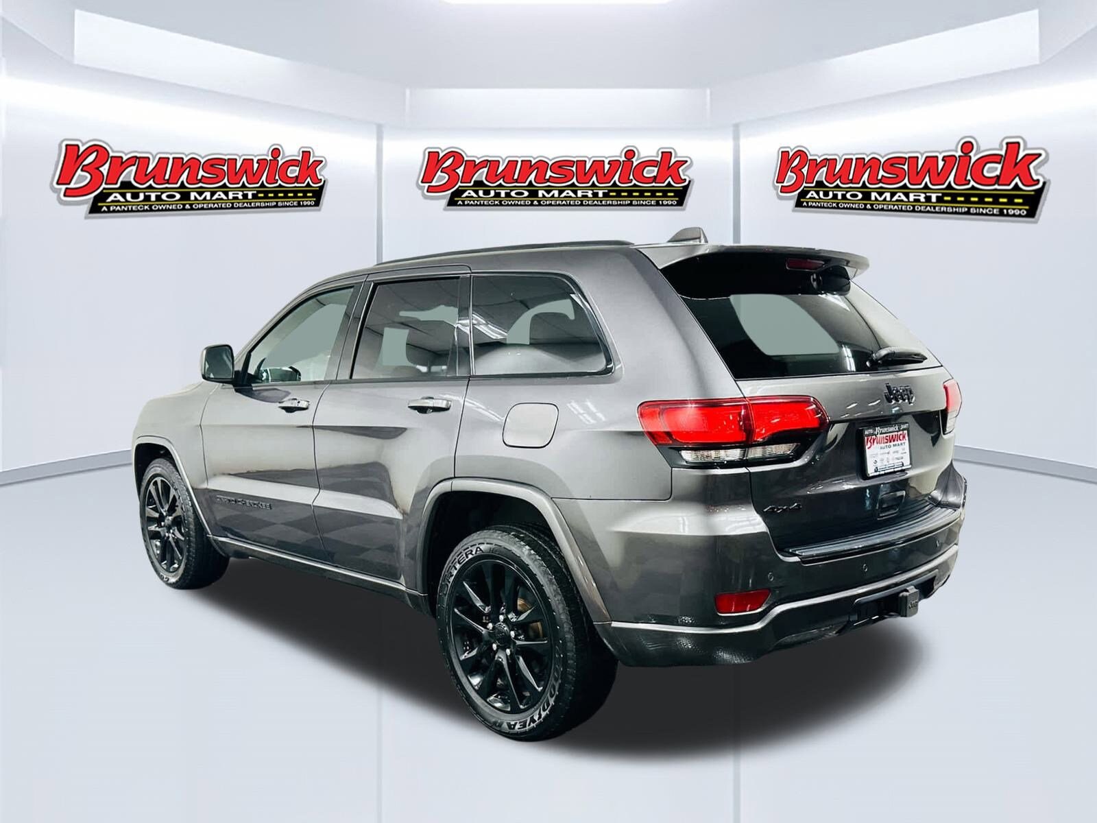 2017 Jeep Grand Cherokee Laredo photo 2