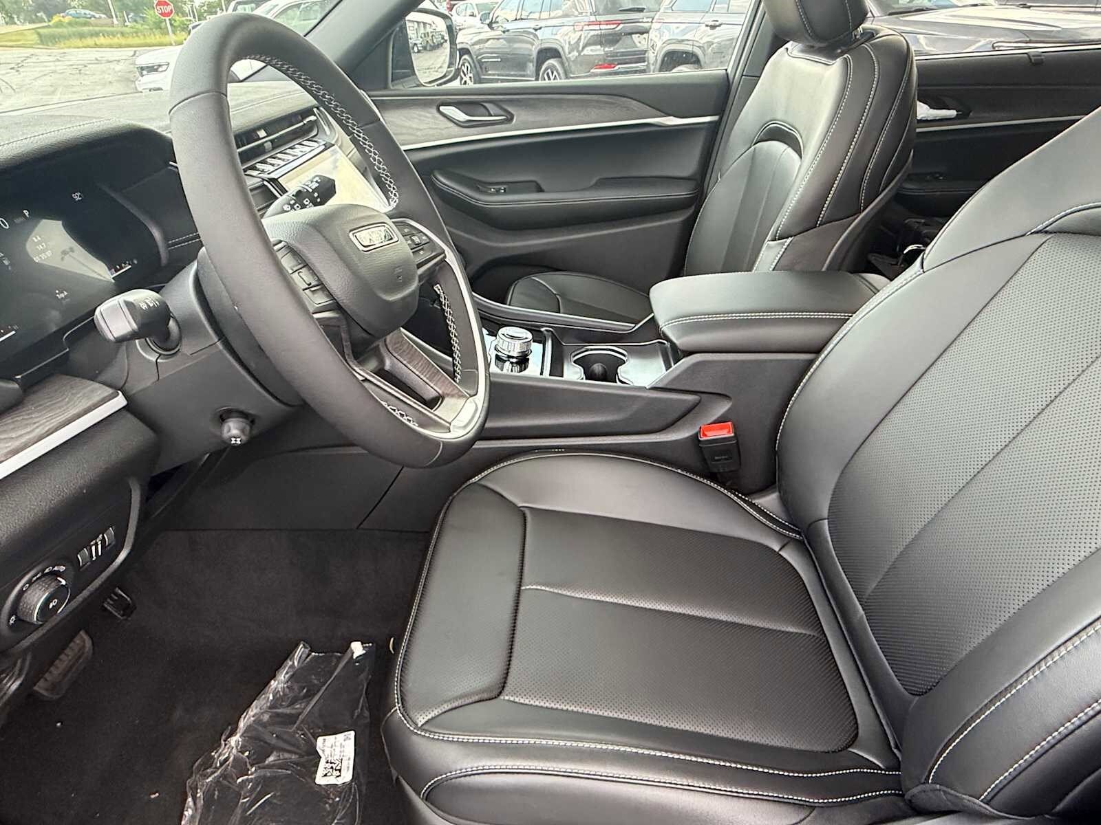 2025 Jeep Grand Cherokee Limited photo 2