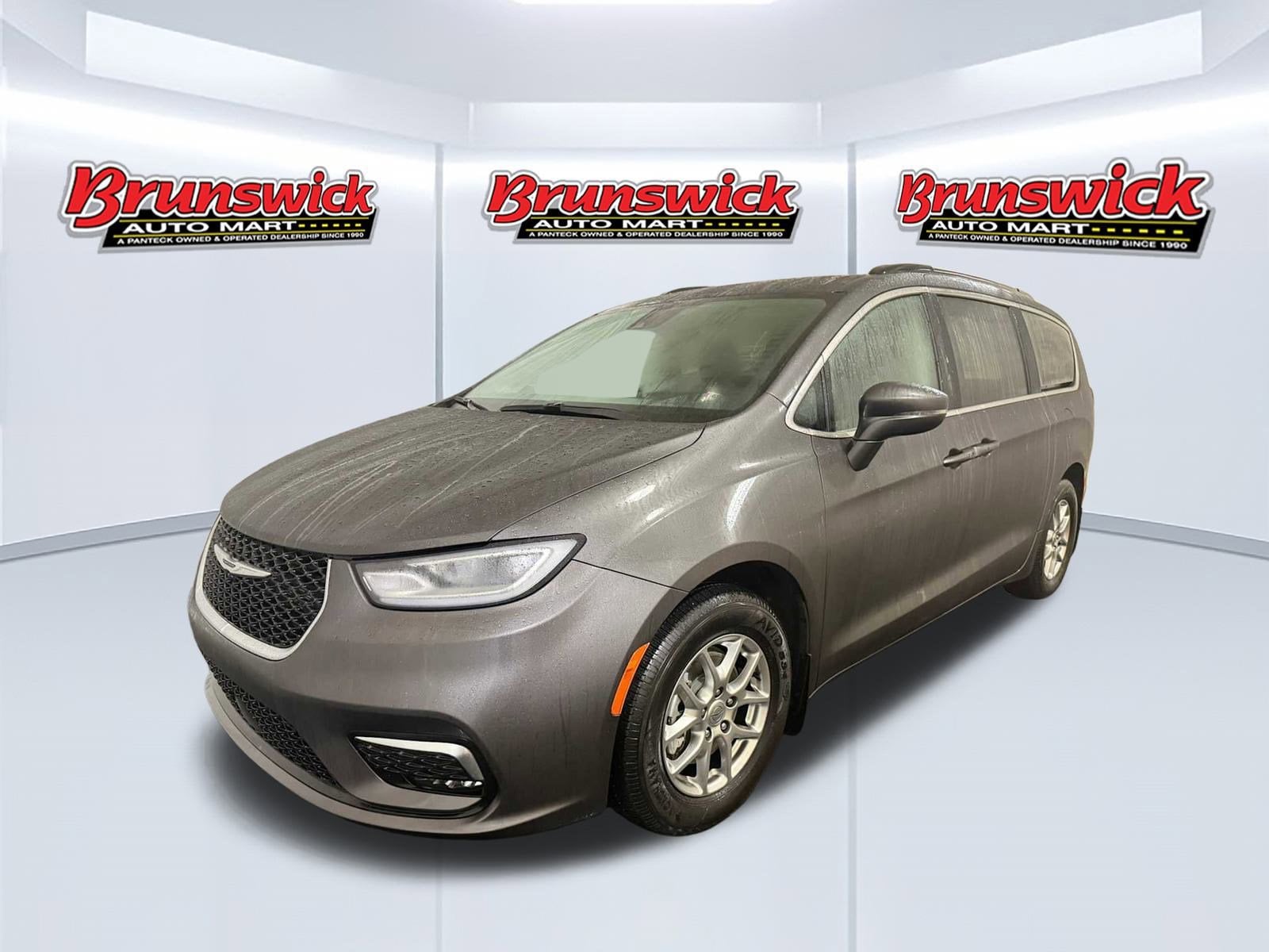 2021 Chrysler Pacifica Touring's photo