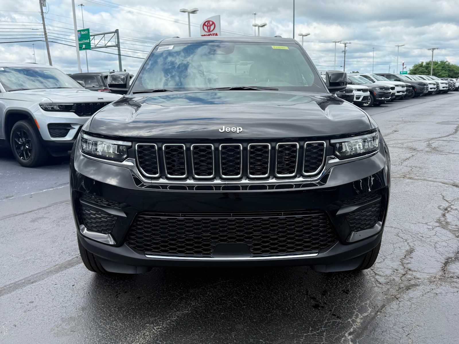 2025 Jeep Grand Cherokee Laredo photo 2