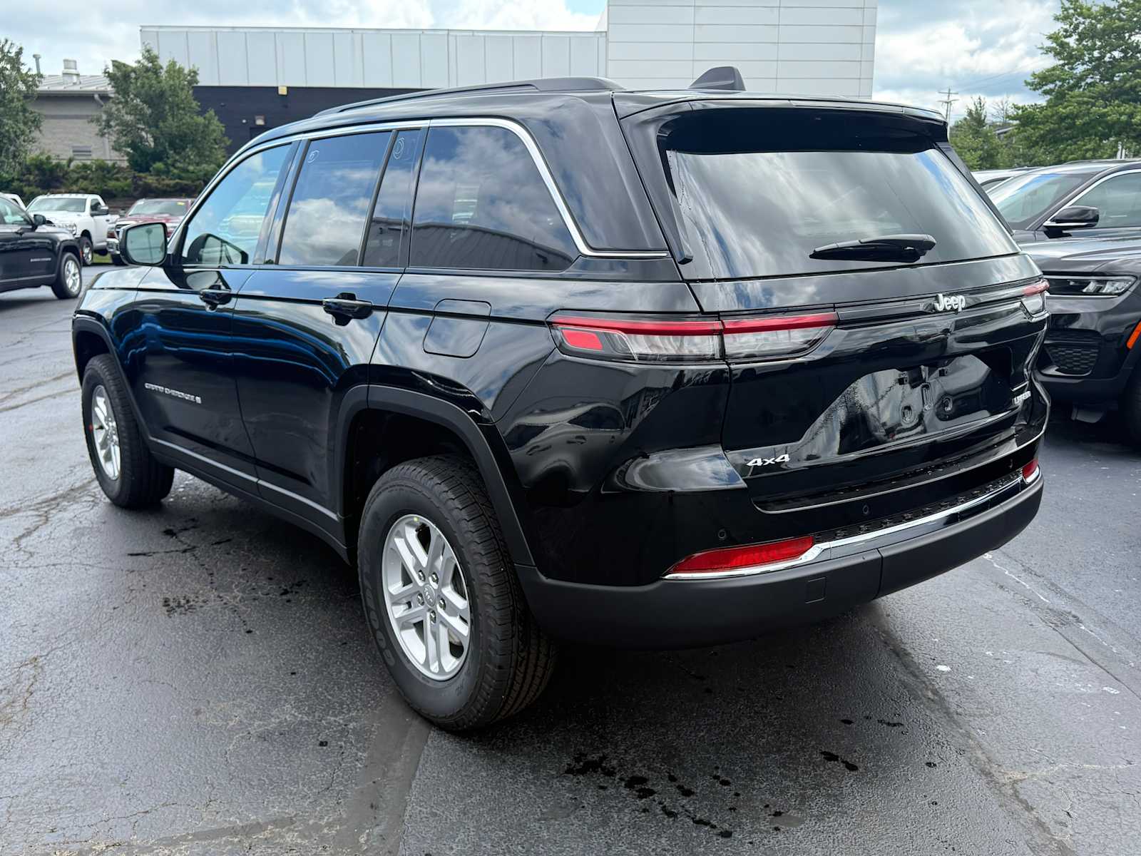 2025 Jeep Grand Cherokee Laredo photo 3