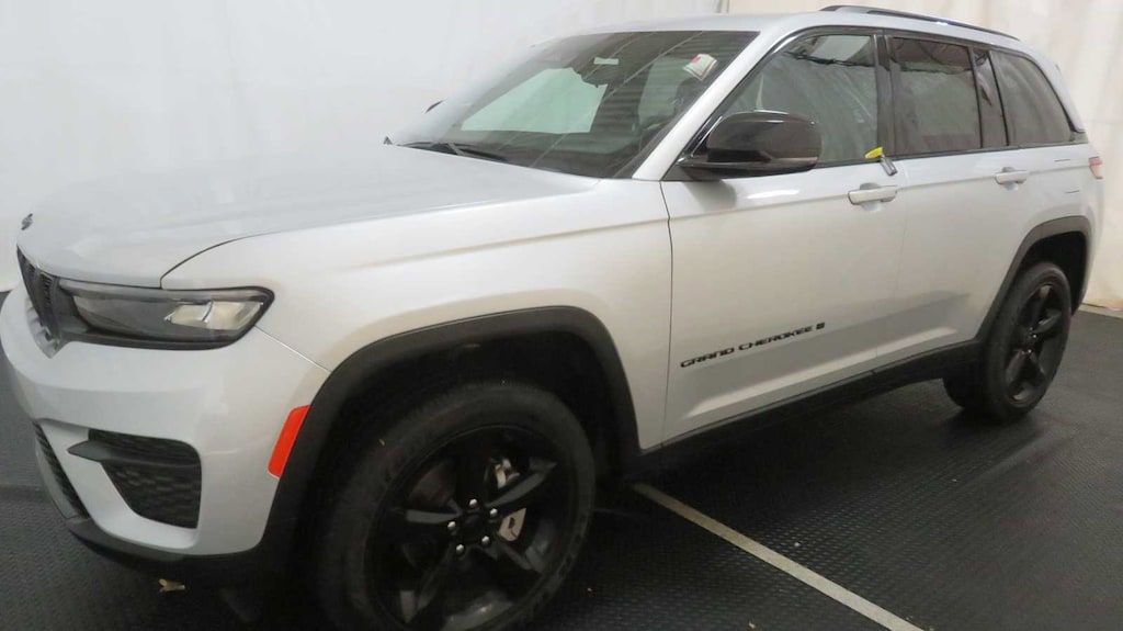 Used 2023 Jeep Grand Cherokee Laredo SUV