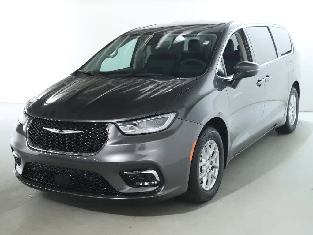 2023 Chrysler Pacifica Touring L's photo
