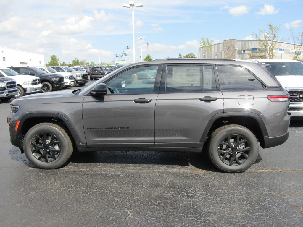 New 2024 Jeep Grand Cherokee ALTITUDE 4X4 For Sale in Brunswick, OH