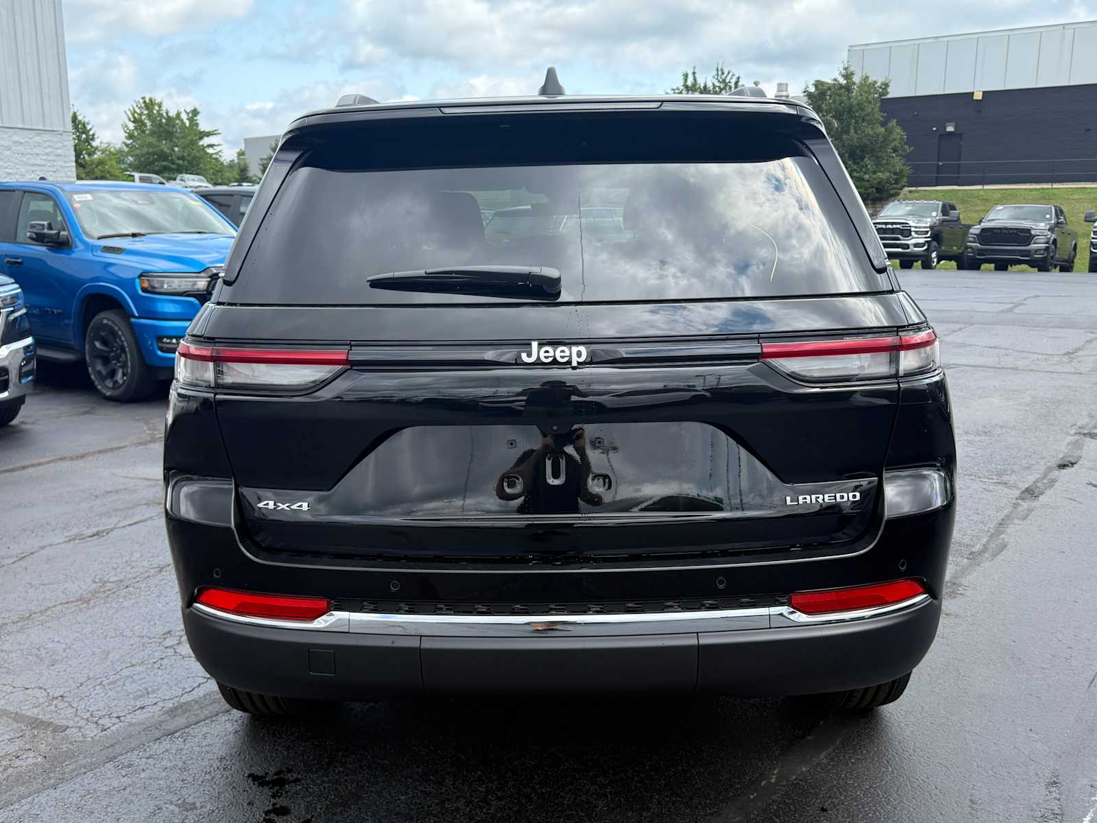 2025 Jeep Grand Cherokee Laredo photo 4