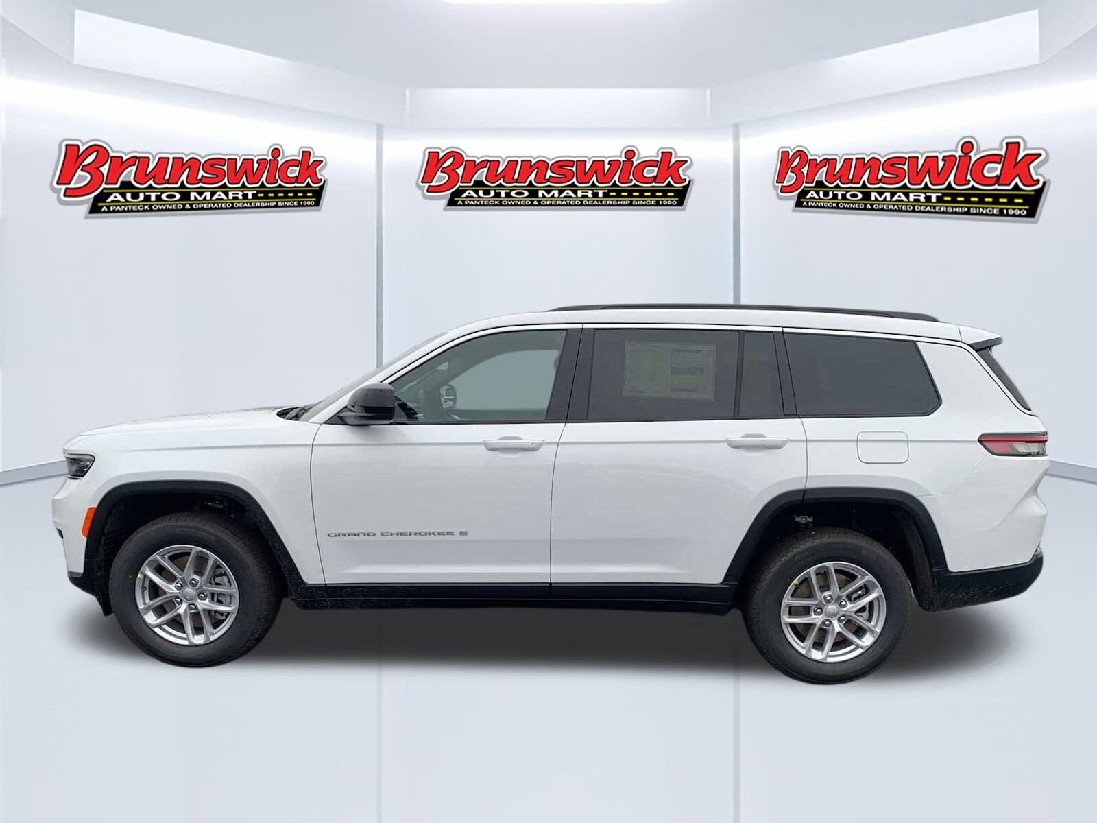 2025 Jeep Grand Cherokee Laredo photo 2